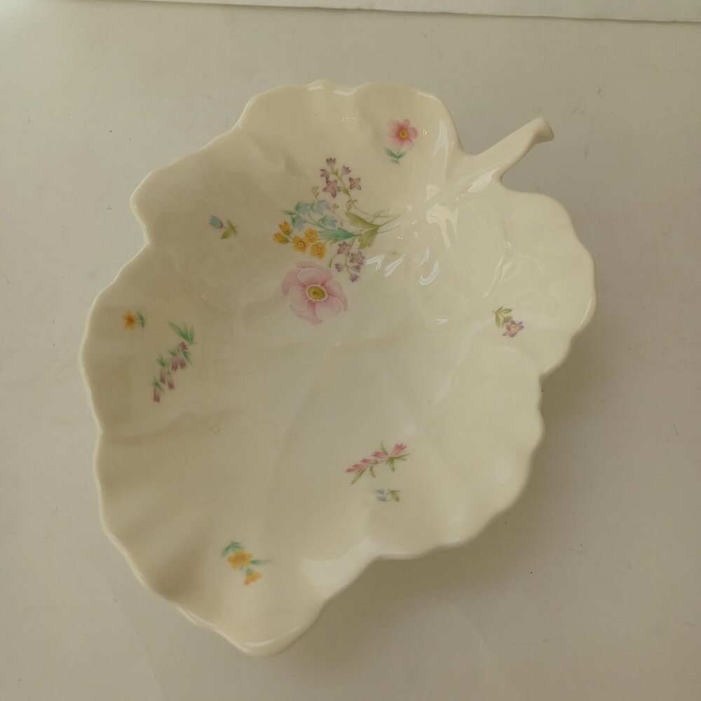 Mikasa Leaf Shaped Dish Gentle Breeze Ivory Bone China Trinket Dish Nut Candy - Picture 2 of 16
